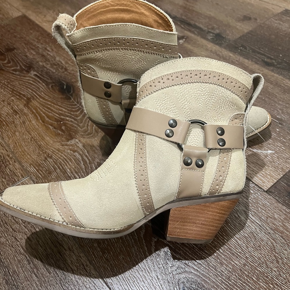 NWOT dingo suede boots size 7 cream and brown